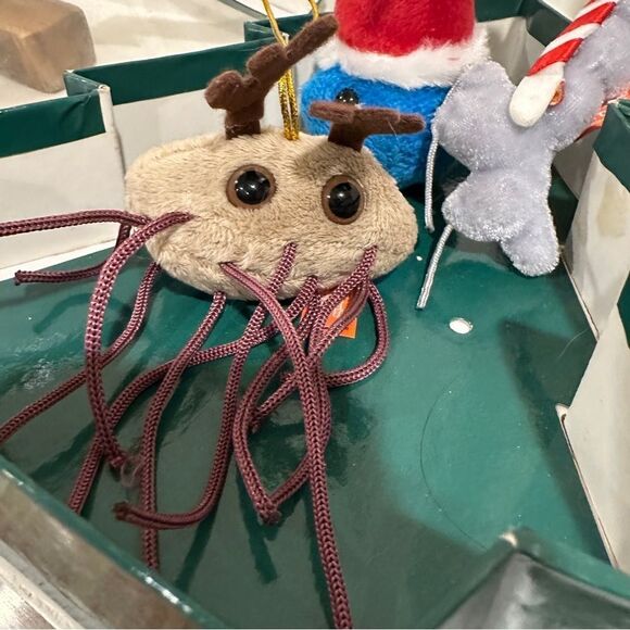 Giant Plushie Microrobe - Picture 7 of 9